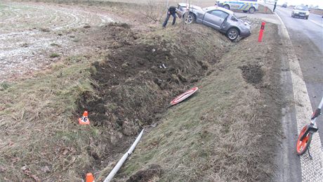 Nehoda Fordu Mustang na silnici mezi Bludovem a umperkem, pi které se auto pevrátilo pes stechu a koda dosáhla zhruba 400 tisíc korun.