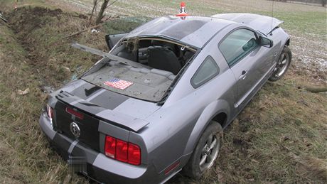 Nehoda Fordu Mustang na silnici mezi Bludovem a umperkem, pi které se auto pevrátilo pes stechu a koda dosáhla zhruba 400 tisíc korun.