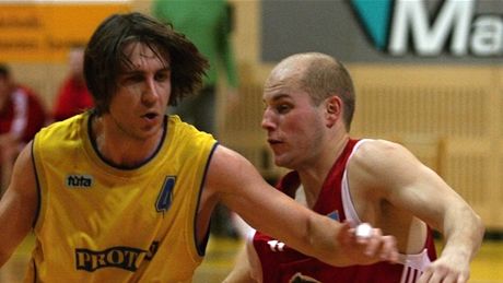 Ond�ej Chwaszcz (vlevo) ze Zlína uniká Eriku Eismanovi z Jind�ichova Hradce.