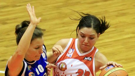 Catalina De La Quintaová (v bílém) ze Studánky Pardubice proti Darin Miurové z Trutnova.