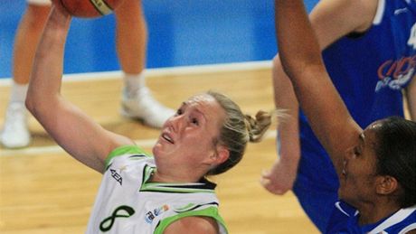 Frida Eldebrinková z Frisca Brno pod ko�em Valencie. Blokuje ji Cindy Limaová.