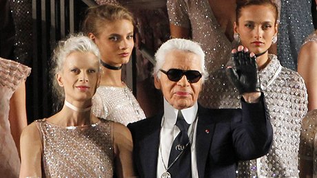 Haute couture přehlídka Chanel, jaro-léto 2011. Karl Lagerfeld s 46letou...