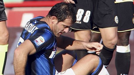 POTRESTANÝ. Dejan Stankovi z Interu Milán práv obdrel lutou kartu, ze zem se mu moc nechce.