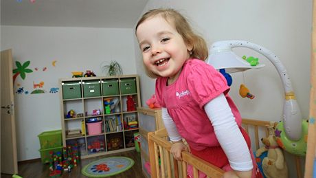 Nikol�ina postel. Na té rodi�e ne�et�ili, dob�e v�dí, �e bezpe�nost je d�le�itá