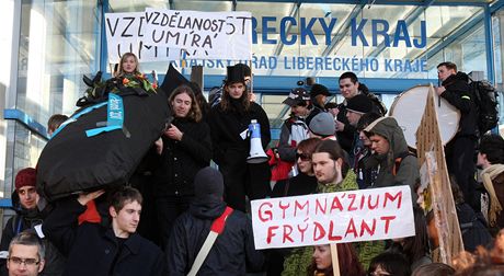 Proti ruení stedních kol opakovan protestovali také studenti gymnázií v Libereckém kraji. Takto demonstrovali ped sídlem krajského úadu letos 31. ledna.