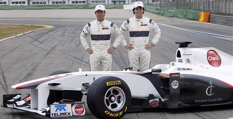 Kamuj Kobajai (vlevo) a Sergio Pérez ve Valencii pi pedstavení nového monopostu týmu Sauber.