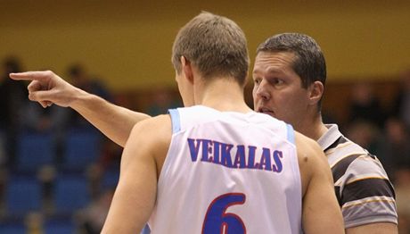 Prostjovský trenér Peter Bálint udílí pokyny Benasi Veikalasovi.