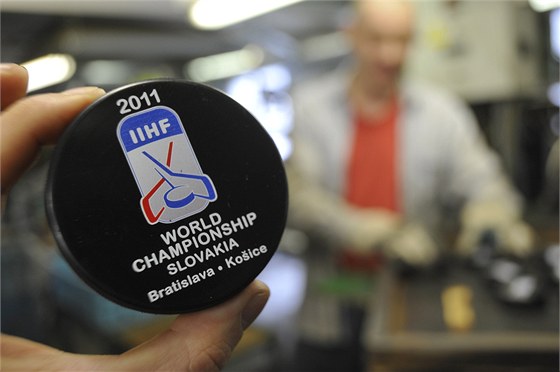 Valašská firma Gufex dodává puky na mistrovství světa. Na snímku je puk pro šampionát na Slovensku v roce 2011.