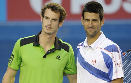 Andy Murray (vlevo) a Novak Djokovi ped finle Australian Open 2011