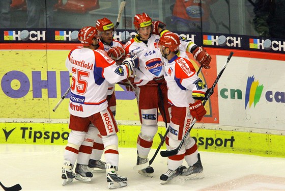 JE TAM! Hokejisté eských Budjovic oslavují branku v síti Tince.