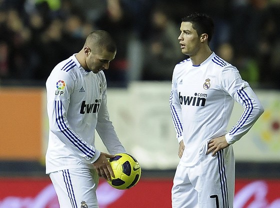ZKLAMANÉ HVZDY. Karim Benzema (vlevo) a Cristiano Ronaldo z Realu Madrid zpytují svdomí po prohe s Osasunou Pamplona.