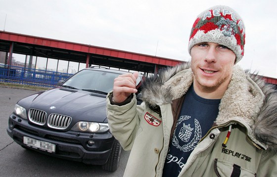 Hokejista Radek Duda se svým automobilem BMW.