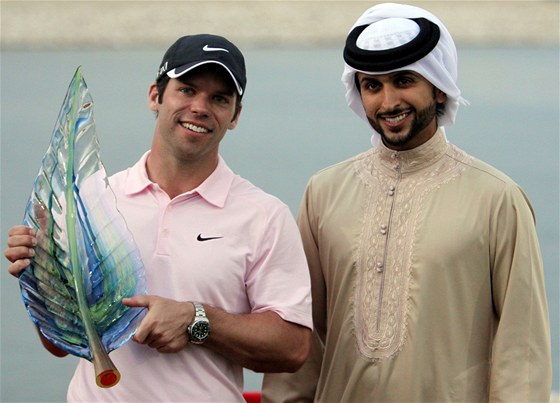 Paul casey, vítz Volvo Golf Champions 2011, s ejkem Nasírem al Chalífou, synem bahrajnského krále.