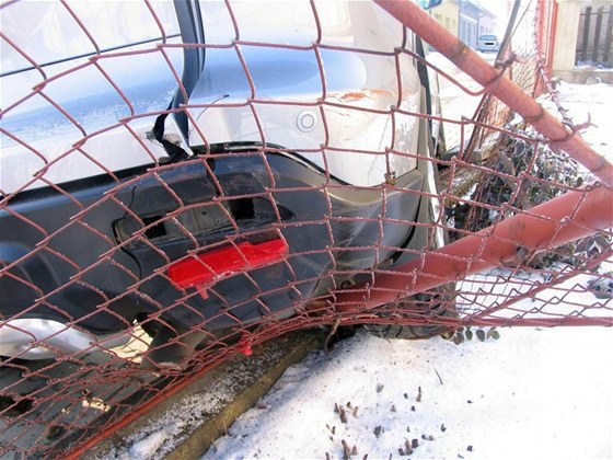 Nehoda nezabrzděného auta v Jevíčku na Svitavsku