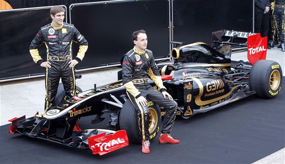 Robert Kubica a Vitalij Petrov pi pedstavení nového monopostu týmu Lotus Renault GP. 