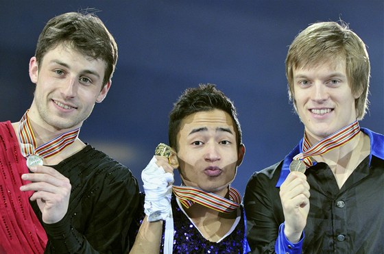 TI NEJLEPÍ. Mistrovství Evropy krasobrusla 2011 ovládla tato trojice: stíbrný Joubert (vlevo), zlatý Amodio (uprosted) a bronzový Verner.