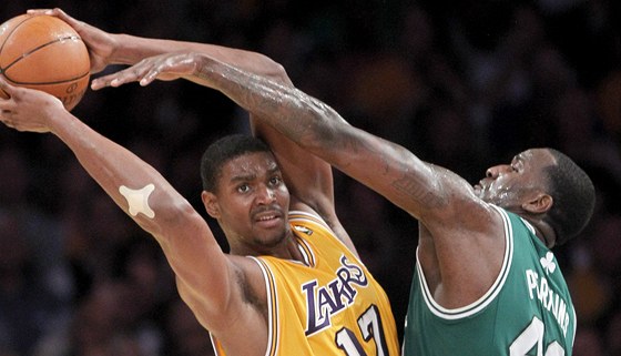 Kendrick Perkins z Bostonu (vpravo) brání Andrewa Bynuma z Los Angeles Lakers.