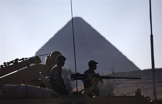 Egypttí vojáci steí i pyramidy v Gíze (31. ledna 2010)