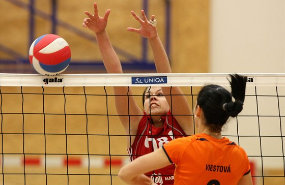 ternberská Lenka Oborná (elem) blokuje, olomoucká Martina Viestová smeuje.