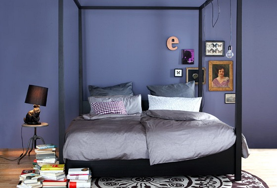 Ložnice v městském stylu bydlení - sytá modrá barva je nyní velmi moderní