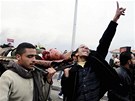 Demonstranti proti vlád egyptského prezidenta Husního Mubaraka nesou tlo svého zabitého druha ulicemi Alexandrie, batou Muslimského bratrstva (30. ledna 2011) 