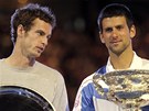 Andy Murray (vlevo) a Novak Djokovi - poraený finalista a vítz Australian Open 2011