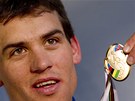 DALÍ DO SBÍRKY. Zdenk tybar pózuje se zlatou medailí za vítzství na cyklokrosovém mistrovství svta v Sankt Wendelu.