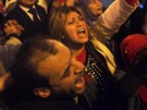 Egypané provolávají protivládní hesla na káhirském námstí Tahír (30. ledna 2010)