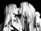 Modelka Karolina Kurková (vlevo) a hermafroditní model Andrej Pejic na nové reklamní kampani návrháe Jean Paul Gaultiera.