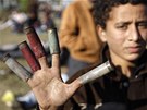 Chlapec ukazuje v Káhie prázdné patrony egyptské armády