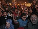 Egypané provolávají protivládní hesla na káhirském námstí Tahír (30. ledna 2011)
