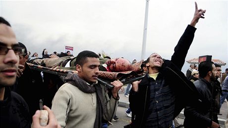 Pedstavitelé Muslimského bratrstva Essam el-Erian (uprosted vpravo) a Saad el-Katatní (uprosted vlevo) na protivládní demonstraci v Káhie (30. ledna 2011).