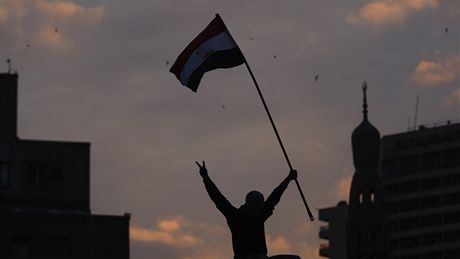 Pedstavitelé Muslimského bratrstva Essam el-Erian (uprosted vpravo) a Saad el-Katatní (uprosted vlevo) na protivládní demonstraci v Káhie (30. ledna 2011).
