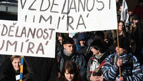 V Liberci protestovali studenti gymnázií z Mimon a Frýdlantu proti ruení jejich kol
