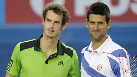 Andy Murray (vlevo) a Novak Djokovi ped finále Australian Open 2011