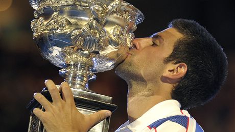 Novak Djokovič líbá trofej pro šampiona Australian Open
