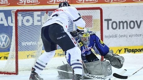 GÓL. Antonín Duek z Liberce posouvá puk za záda brnnského brankáe Sasu Hoviho.