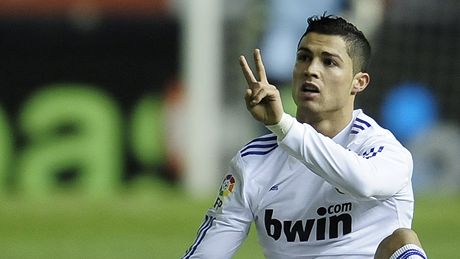 TRÁPENÍ. Cristiano Ronaldo z Realu Madrid sedí na zemi po zákroku jednoho z hrá�� Osasuny Pamplona.