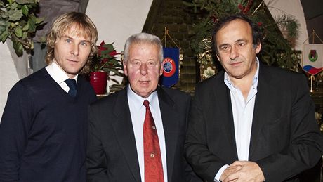 Ti dritelé Zlatého míe pro nejlepího evropského fotbalistu roku: zleva Pavel Nedvd (2003), Josef Masopust (1962) a Michel Platini (1983, 1984 a 1985)