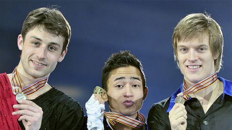 TI NEJLEPÍ. Mistrovství Evropy krasobrusla 2011 ovládla tato trojice: stíbrný Joubert (vlevo), zlatý Amodio (uprosted) a bronzový Verner.