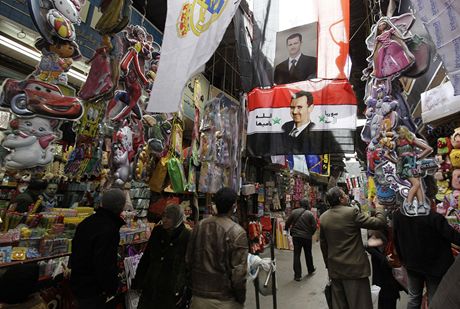 Na trhu v Damaku seenete i syrskou vlajku s portrétem prezidenta (4. února 2011)
