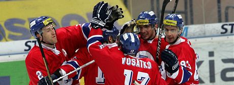Vítkovití hokejisté se radují z gólu. V utkání s brnnskou Kometou nastoupili v retrodresech jako pípomínku posledního titulu z roku 1981.