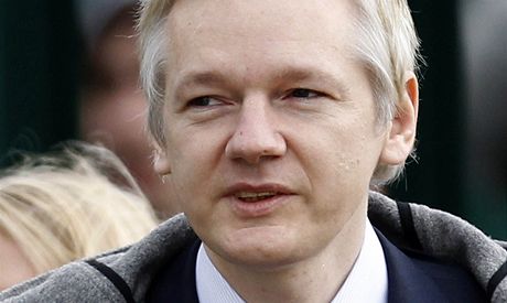 Julian Assange ped soudní budovou v Londýn (7. února 2011) 