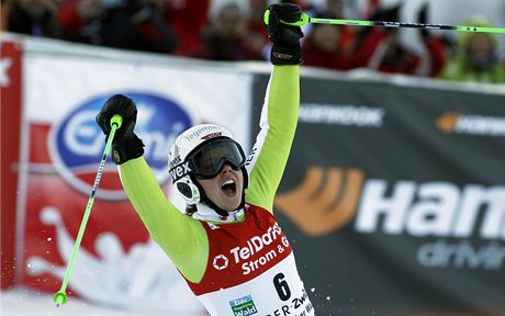 Nmka Viktoria Rebensburgová se raduje z vítzství v obím slalomu v domácím Zwieselu