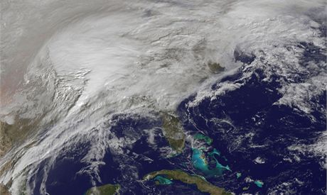 Snhová boue nad USA, jak ji zachytila na satelitním snímku NASA/NOAA (1. února 2011)