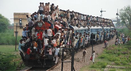 Cestování na stee vlaku není v Indii nijak vzácné. Ilustraní foto