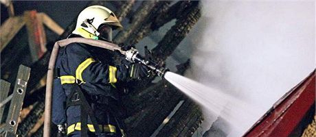 est jednotek hasi bojovalo s ohnm na stee hotelu v Hoe svatého ebestiána. Ilustraní snímek