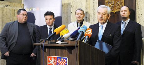 Ministr zdravotnictví Leo Heger (druhý zprava) hovoí na briefingu po dalím kole rozhovor k penzm na platy léka. (3. února 2011)