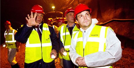 Námstek primátora Karel Bezina (vpravu) pi návtv tunelu Blanka.