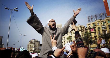 Protivládní demonstrace v centru Káhiry (únor 2011)